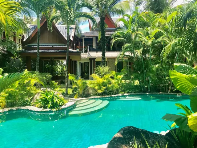 Incredible 3-Bedroom villa, with pool view, on Surin Beach beach — Surin