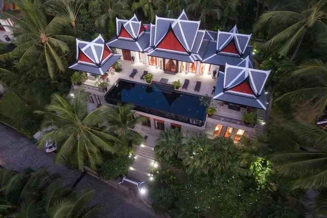 Fashionable 4-Bedroom villa, with sea view, on Surin Beach beach — Surin