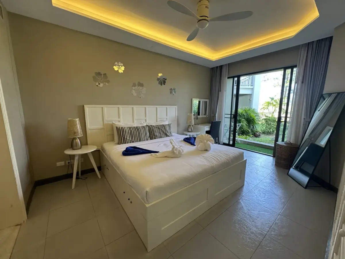 อพาร์ทเมนท์ Allamanda 2 and 3 ห้องนอน 1 สวย ๆ วิวสนามกอล์ฟ — Bang Tao · 3/40
