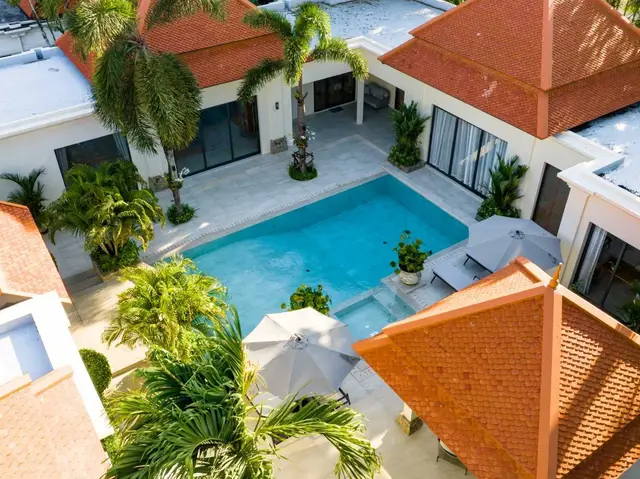 Chic, spacious 5-Bedroom villa, with pool view in Sai Taan project, on Bangtao / Laguna beach — Bang Tao