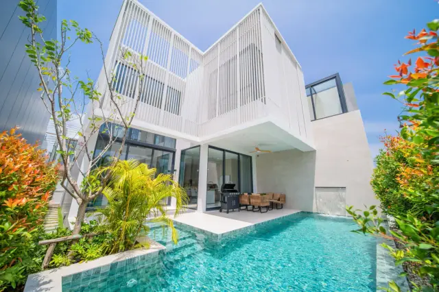 4-Bedroom Villa, with golf course, on Chalong beach — Chalong