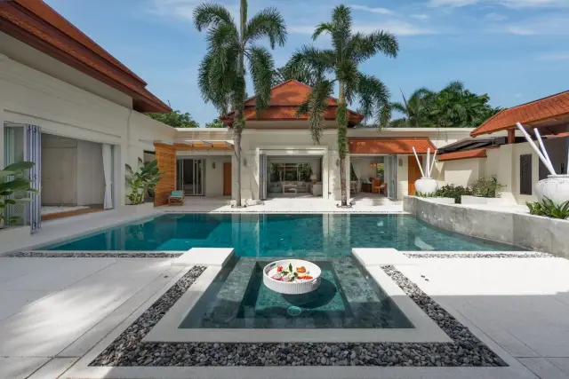 Spacious 5-Bedroom Villa, with pool view in Sai Taan project, on Bangtao / Laguna beach — Bang Tao
