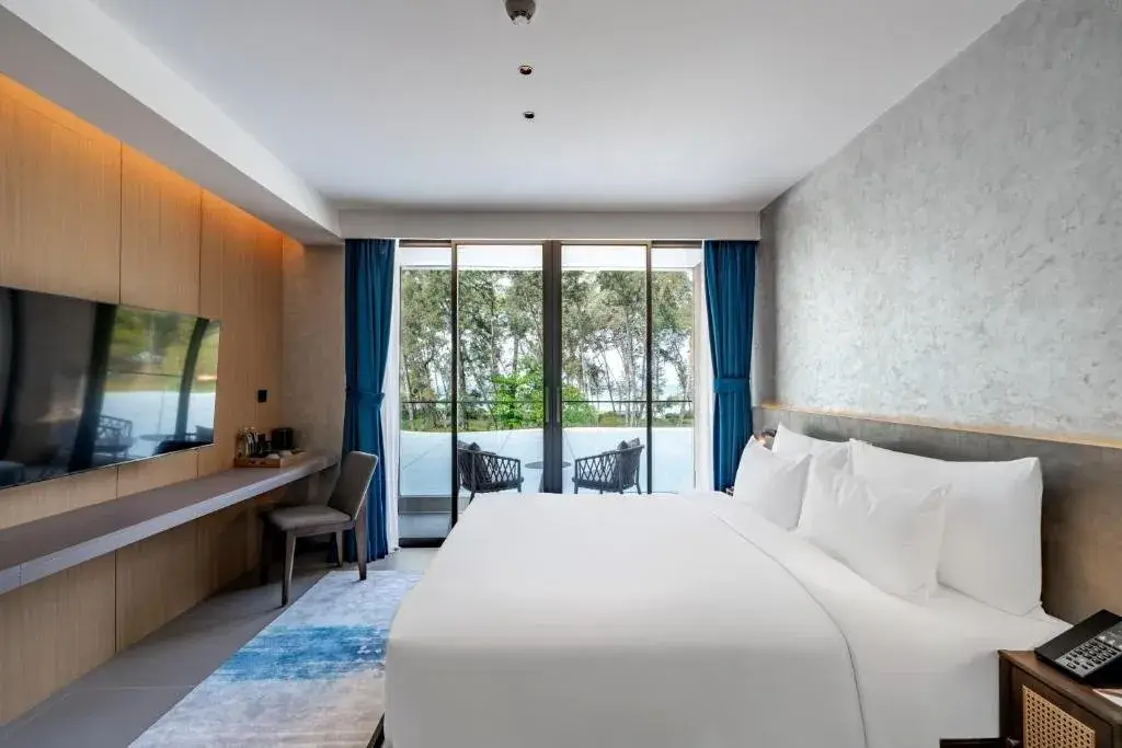 Studio, Sunshine Beach—Higher Floor, Premium Pool Views — Layan · 2/9