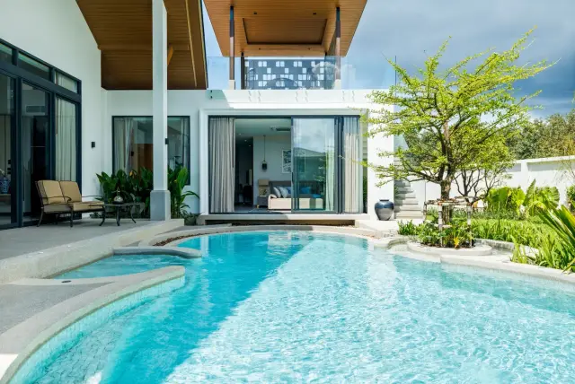 Spacious 4-Bedroom Villa, with pool view, on Bangtao / Laguna beach — Thalang