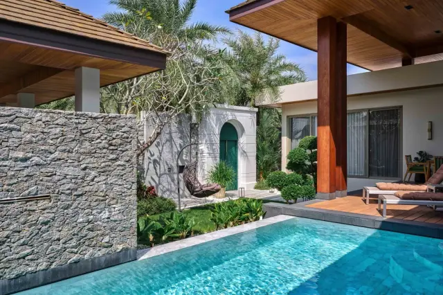 Large 4-Bedroom Villa, with pool view in Gold Chariot project, on Bangtao / Laguna beach — Cherng Talay
