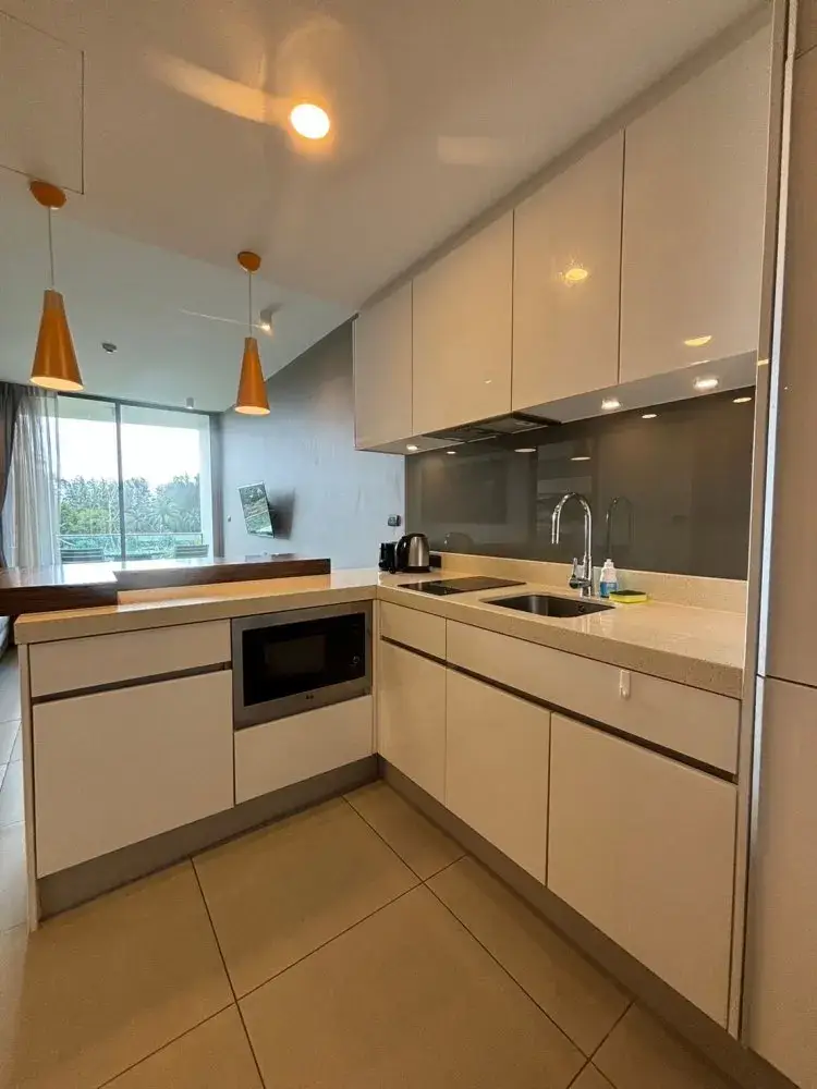 อพาร์ตเมนต์ 1 ห้องนอน Oceanstone ร่วมสมัยพร้อมวิวเมือง — Bang Tao · 3/17